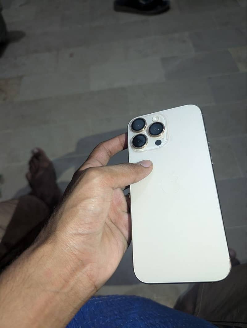 Apple iPhone 16 Pro Max 3