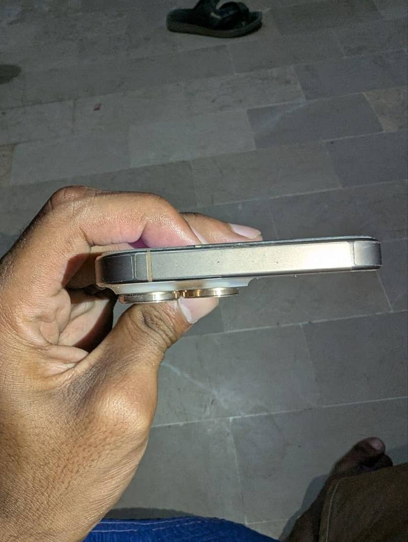 Apple iPhone 16 Pro Max 4