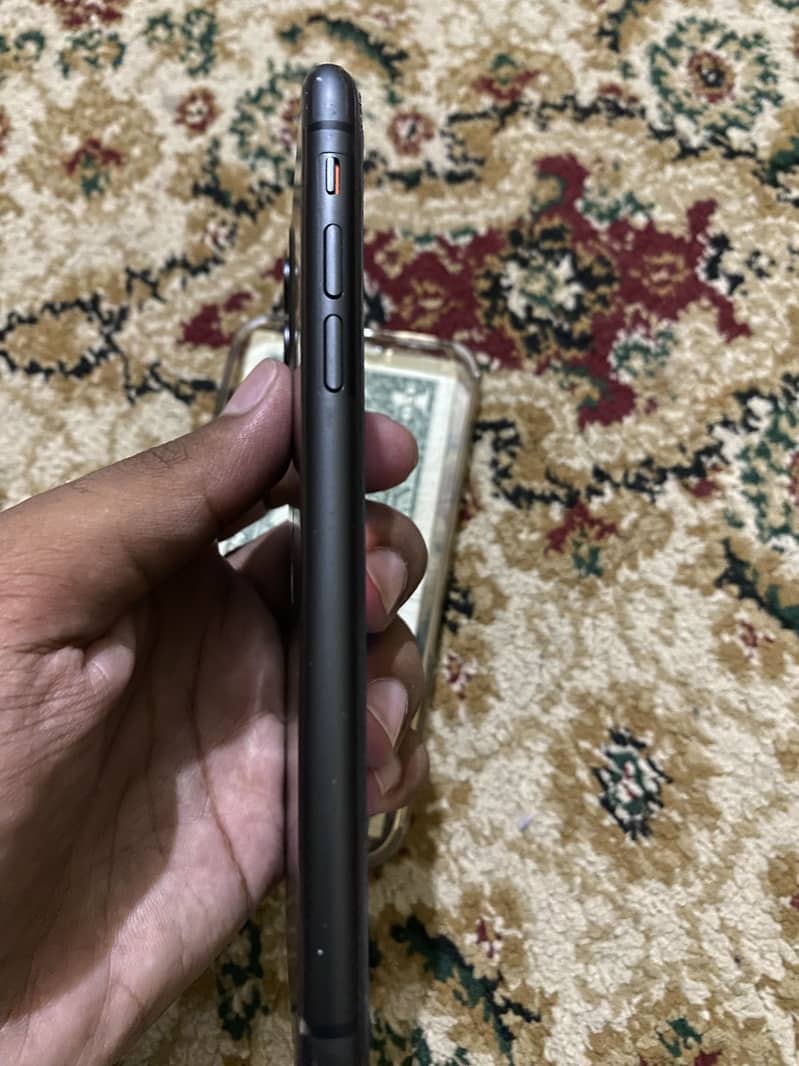 Apple iPhone 11 4