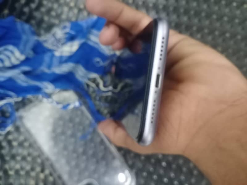 Apple iPhone 11 4