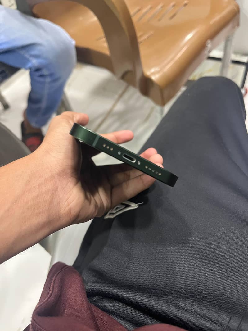 Apple iPhone 13 2