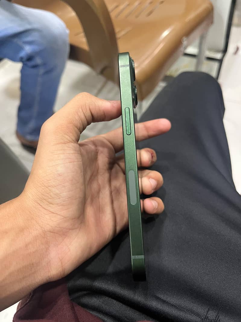 Apple iPhone 13 4