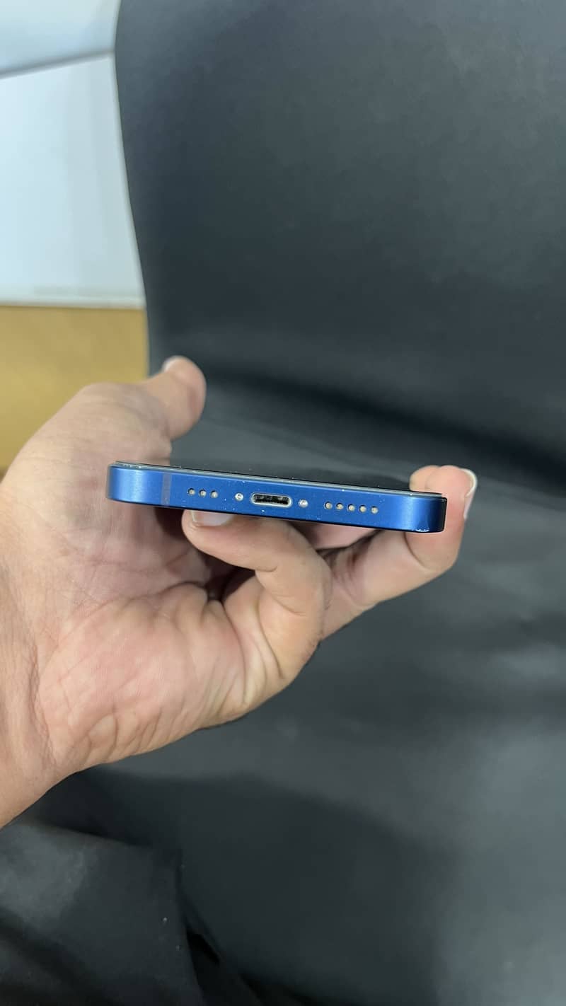 Apple iPhone 12 4
