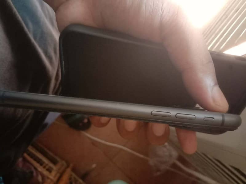 Apple iPhone 11 4