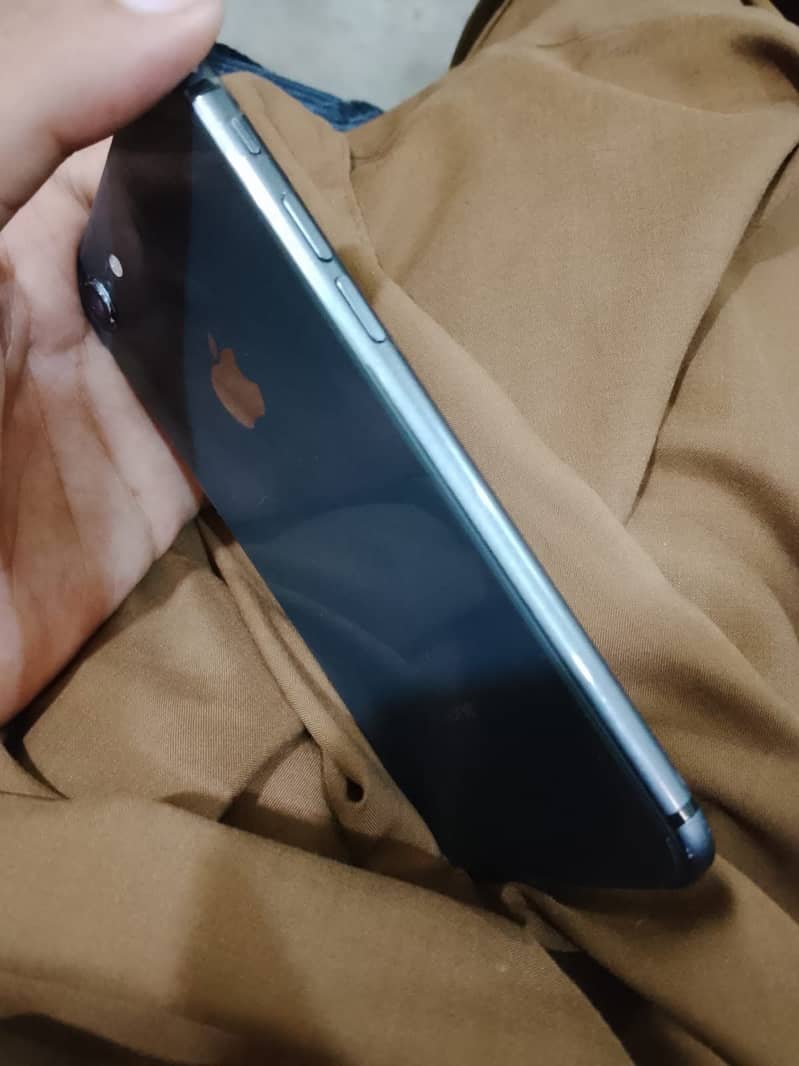 Apple iPhone 8 3