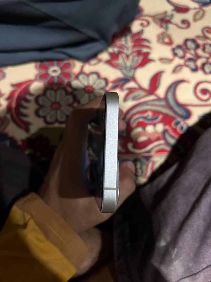 Apple iPhone 13 5