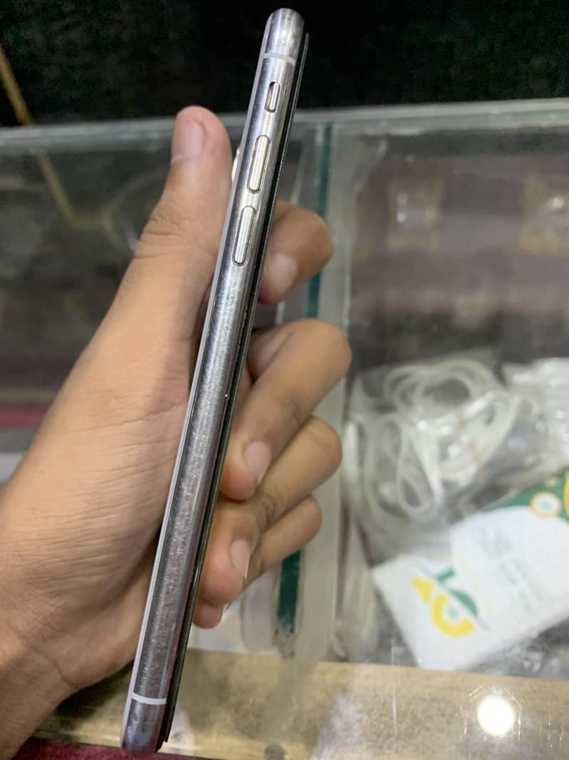 Apple iPhone X 4