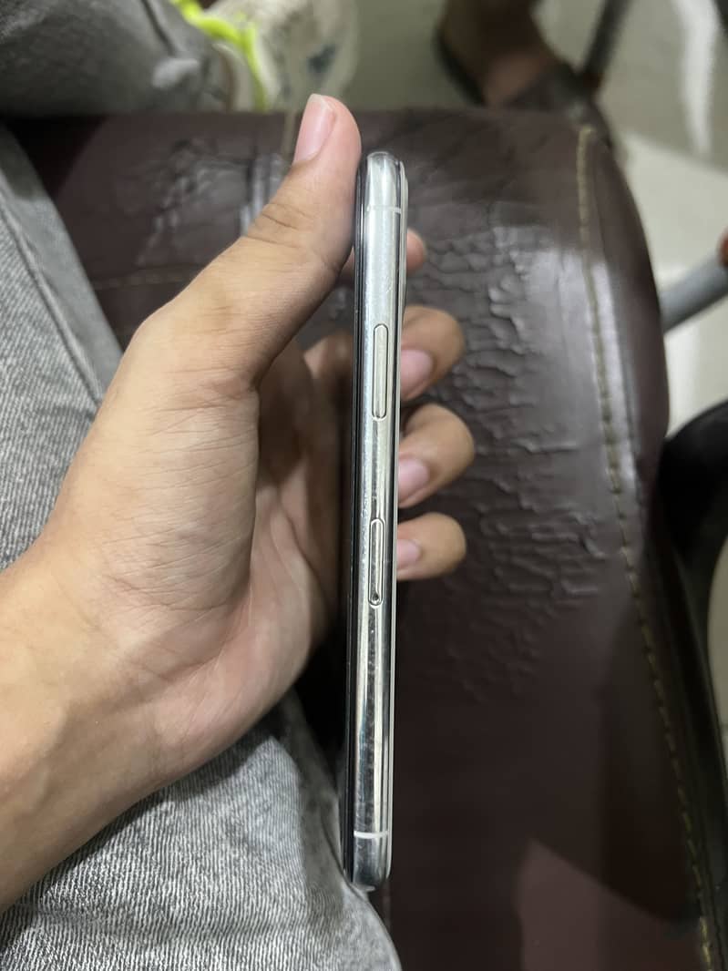 Apple iPhone 11 Pro 2