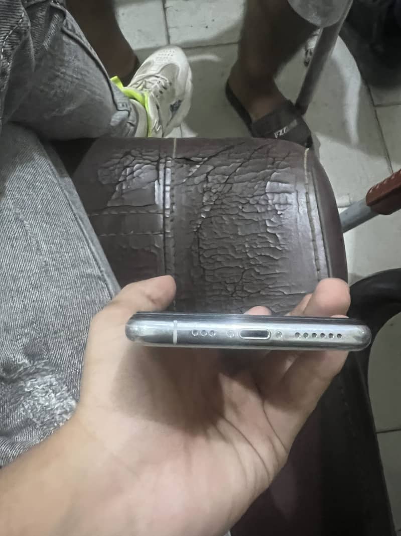 Apple iPhone 11 Pro 4