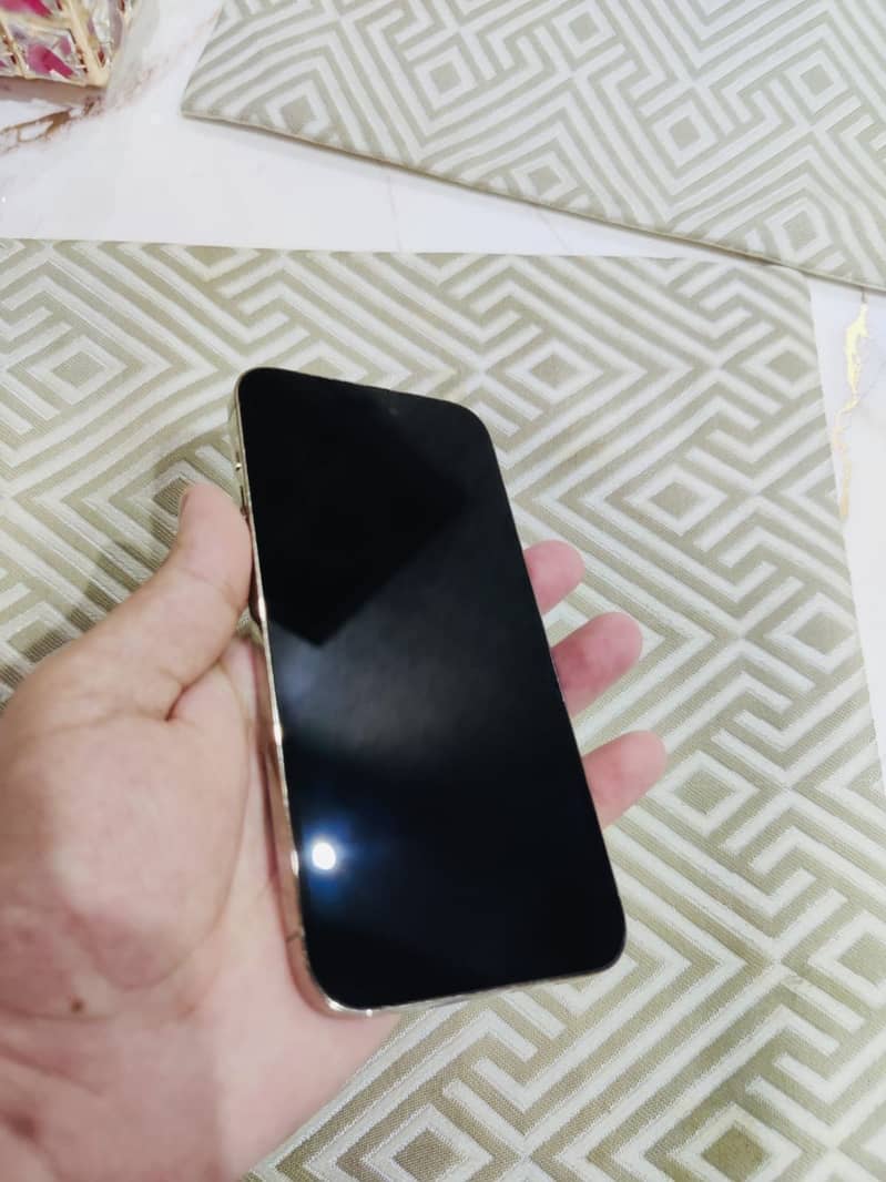 Apple iPhone 14 Pro Max 6
