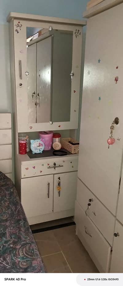 Wardrobe  dressing Table And Juicer
