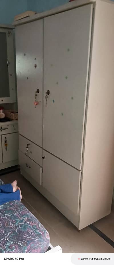 Wardrobe  dressing Table And Juicer