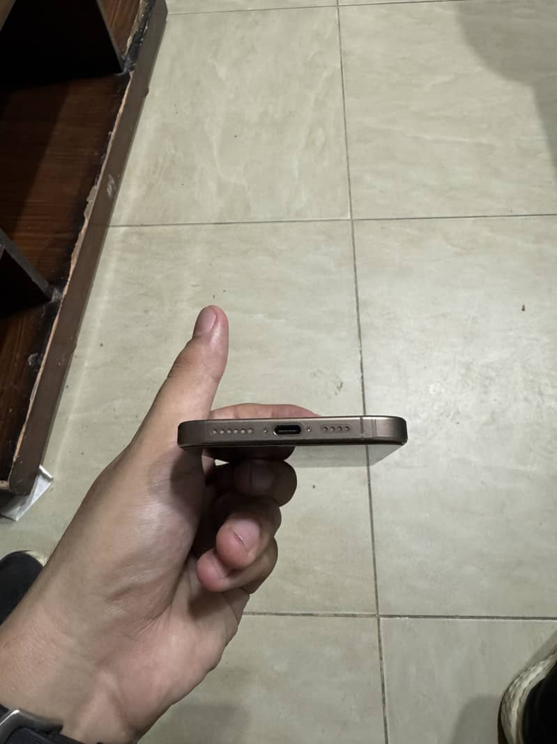 Apple iPhone 16 Pro Max 2