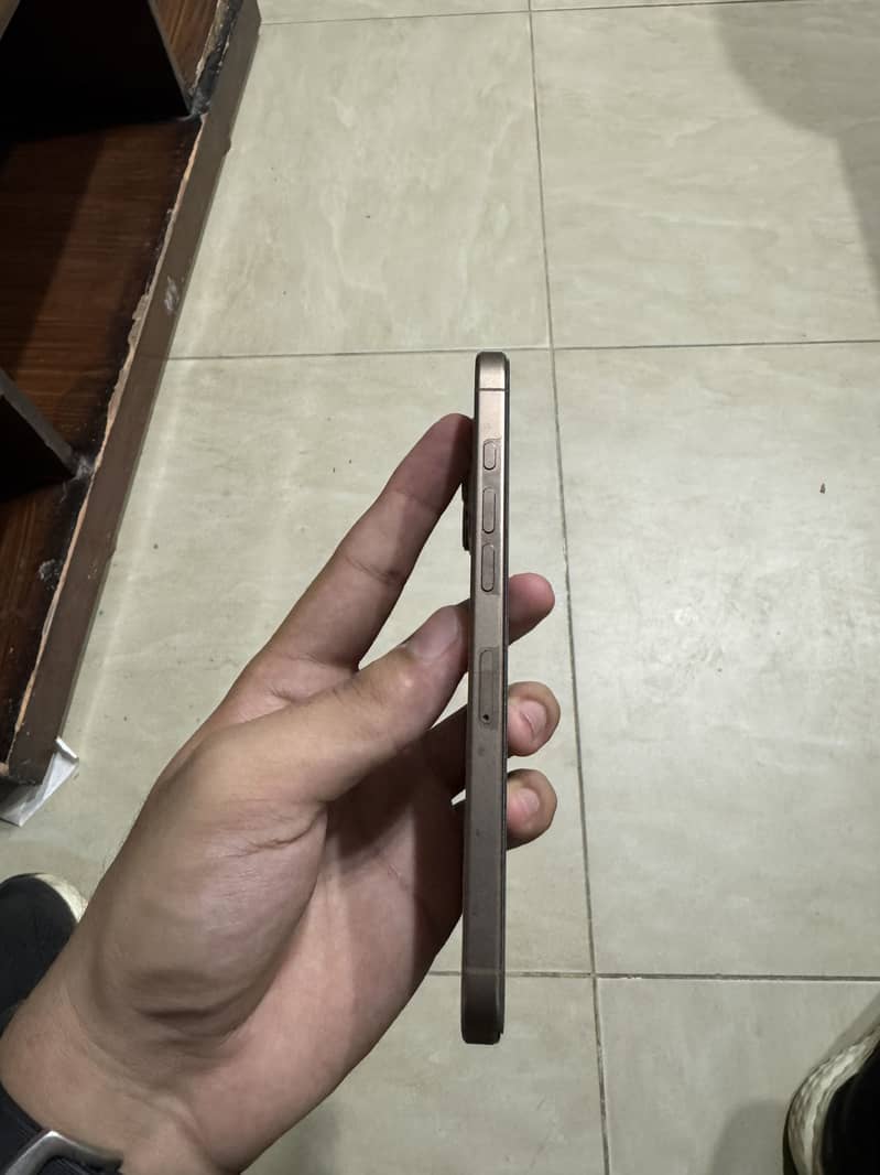 Apple iPhone 16 Pro Max 4