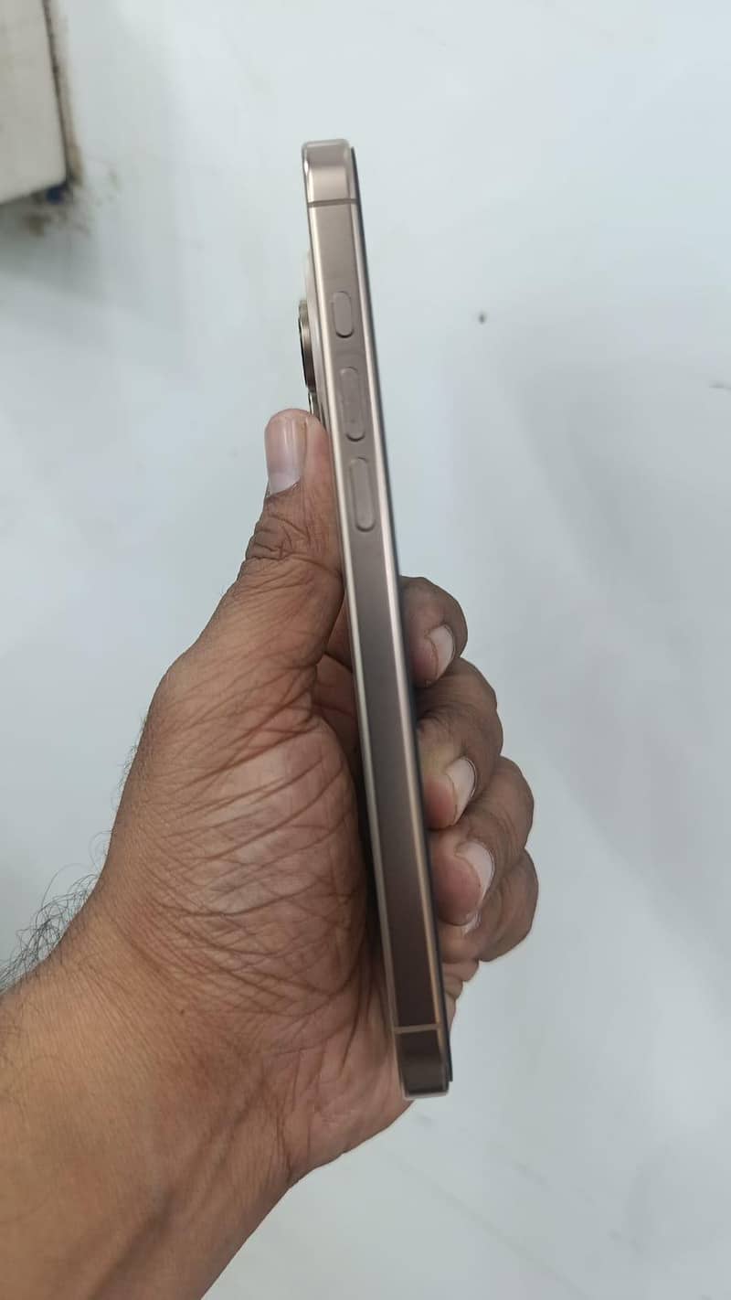 Apple iPhone 16 Pro Max 1
