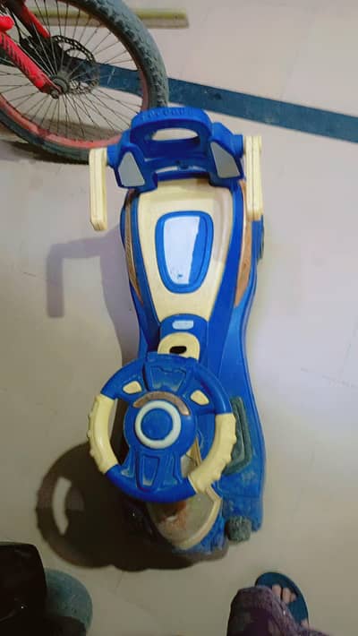 blue ridding car