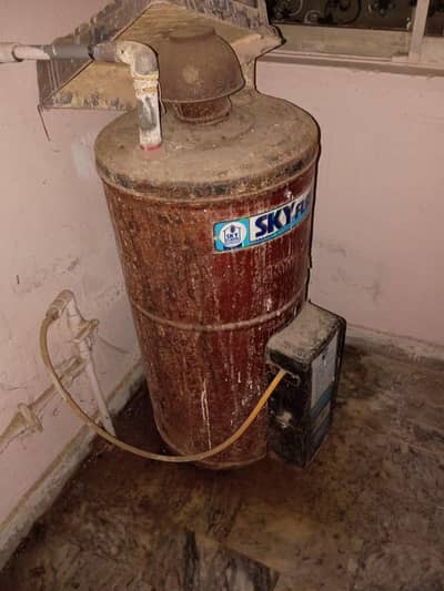 geyser available for sale home used body thori si leak ha Baki sab ok