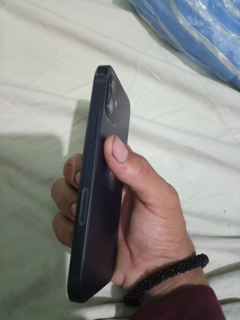 Apple iPhone 12 4