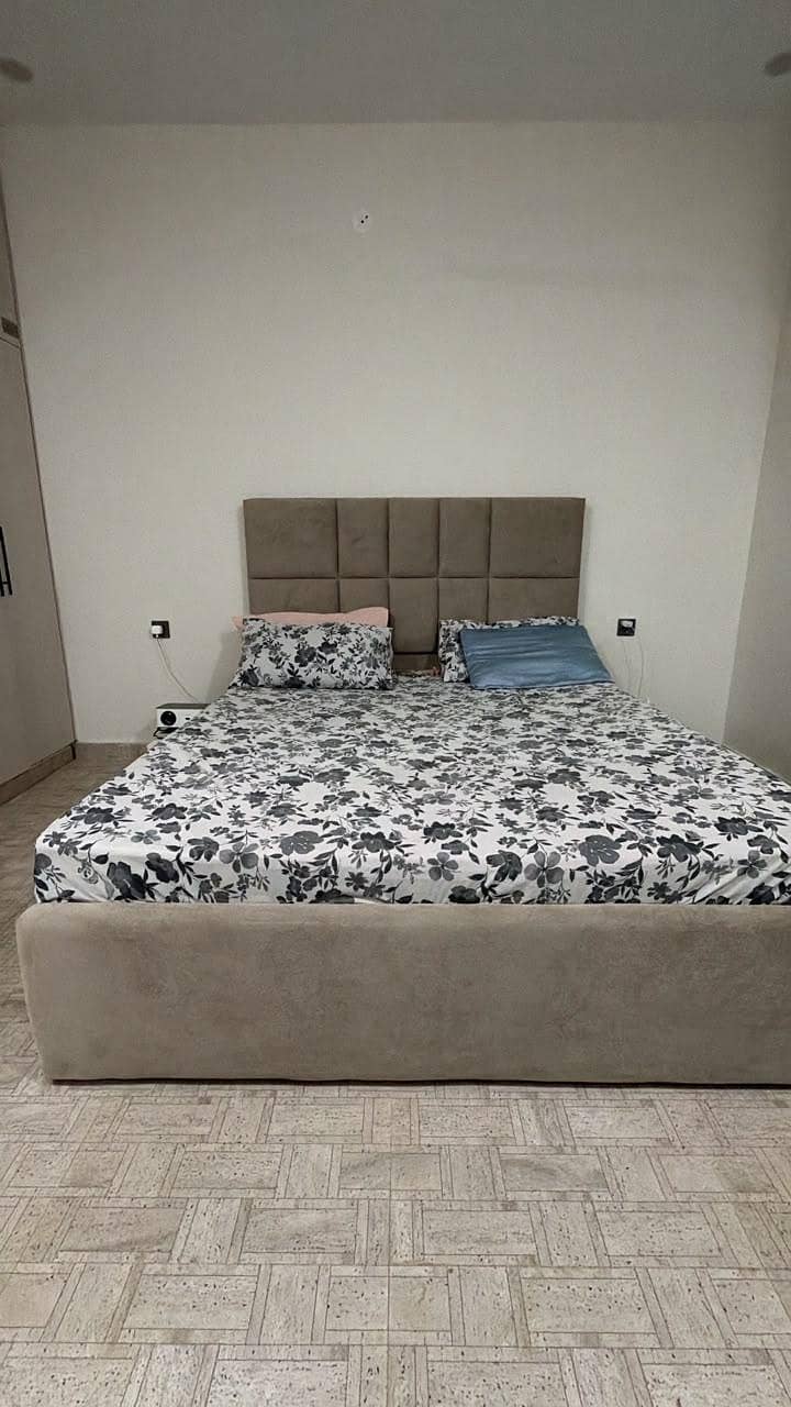Queen bed with side tables 0