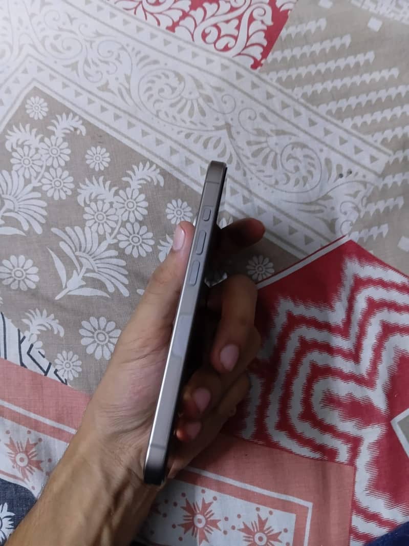 Apple iPhone 15 Pro 4
