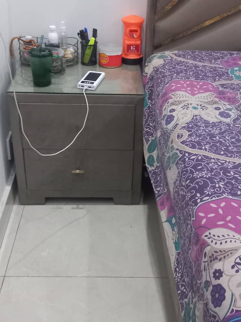 Double Bed set with two side tables 5