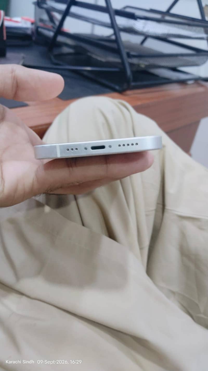 Apple iPhone 12 4