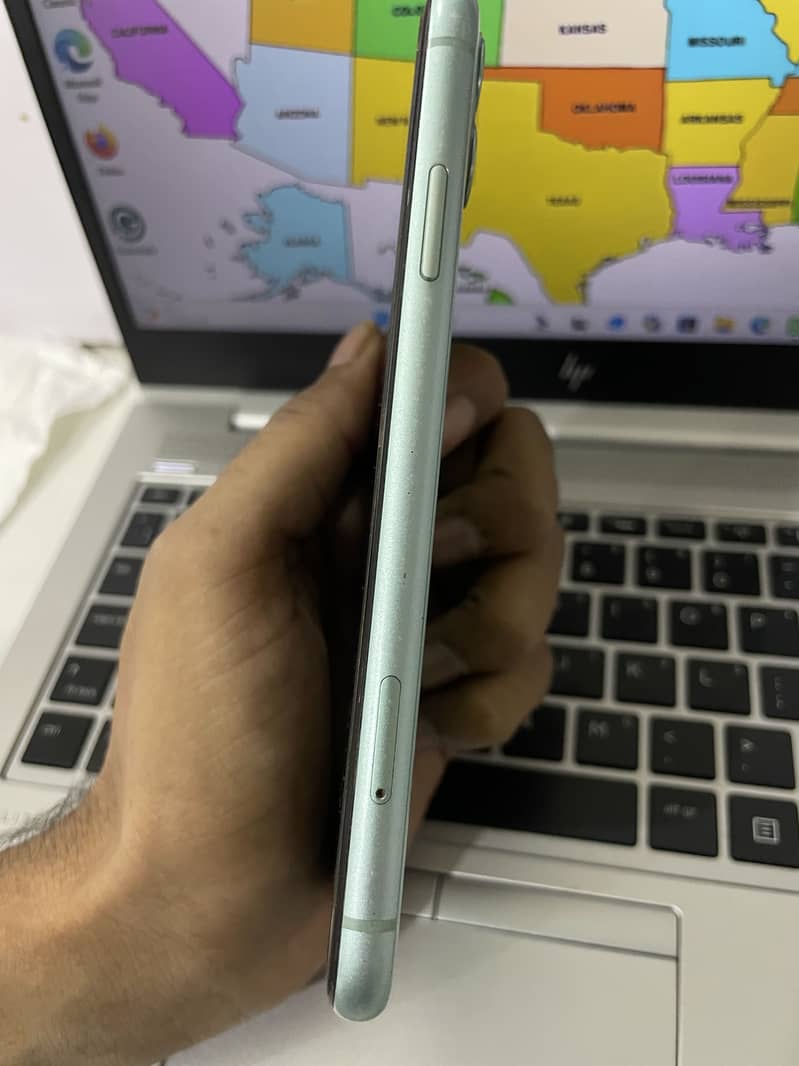 Apple iPhone 11 4