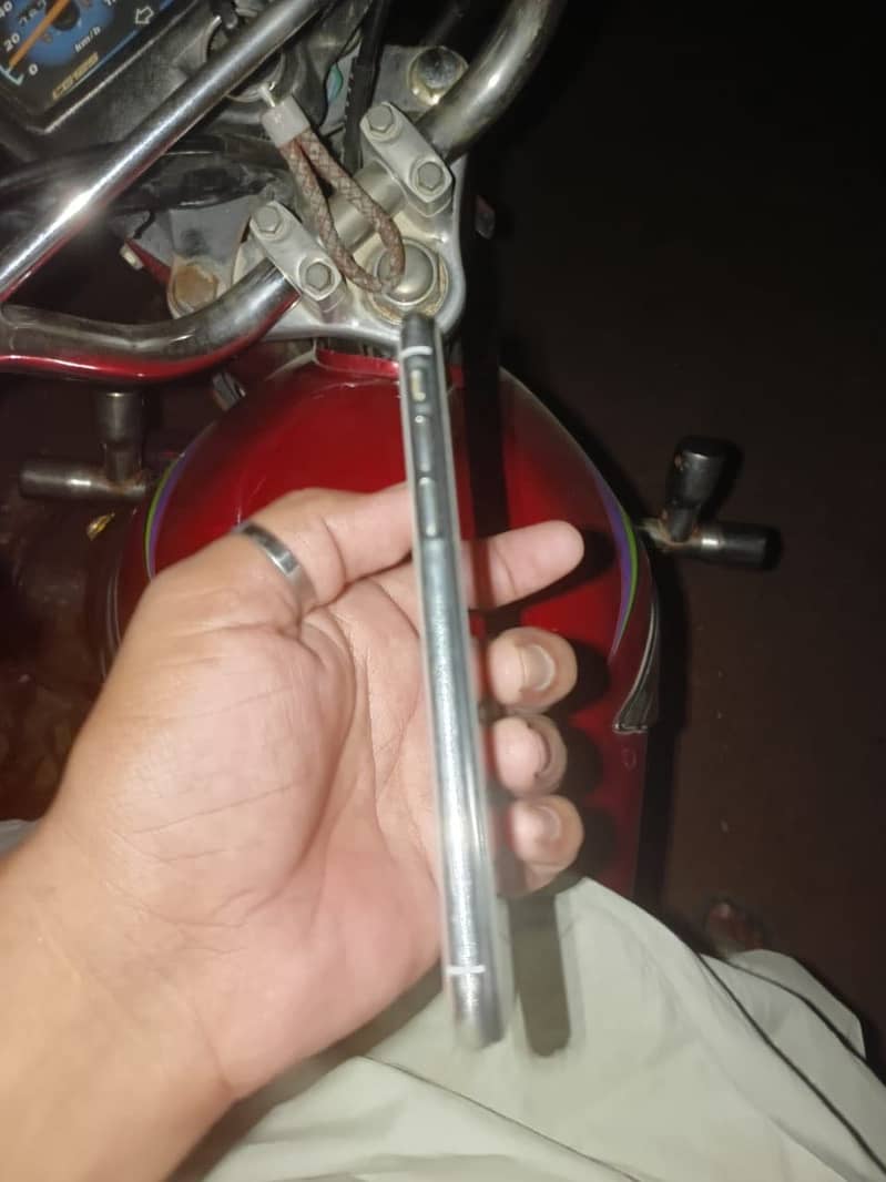 Apple iPhone XS 4