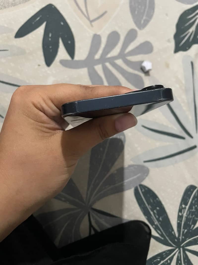 Apple iPhone 13 2