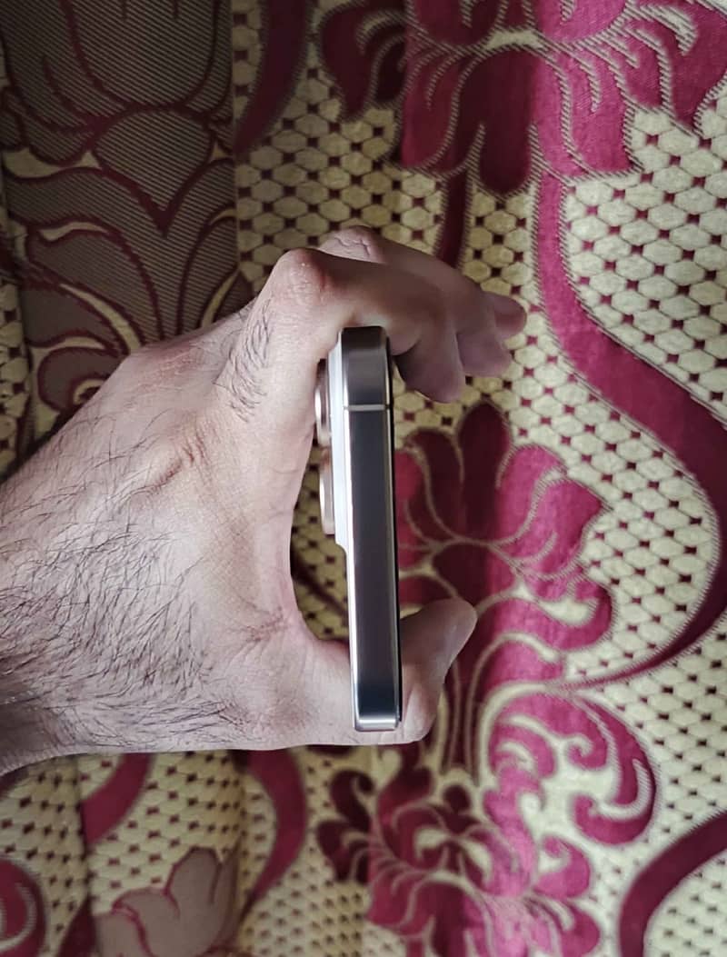 Apple iPhone 16 Pro Max 4