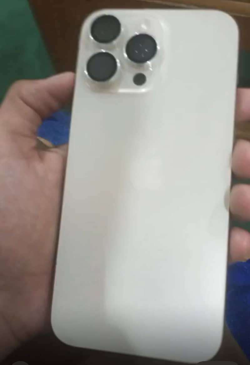 Apple iPhone 16 Pro Max 4
