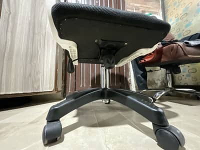 It is a new chair only 15 days used. We CAN NEGOTIATE THE PRICE.