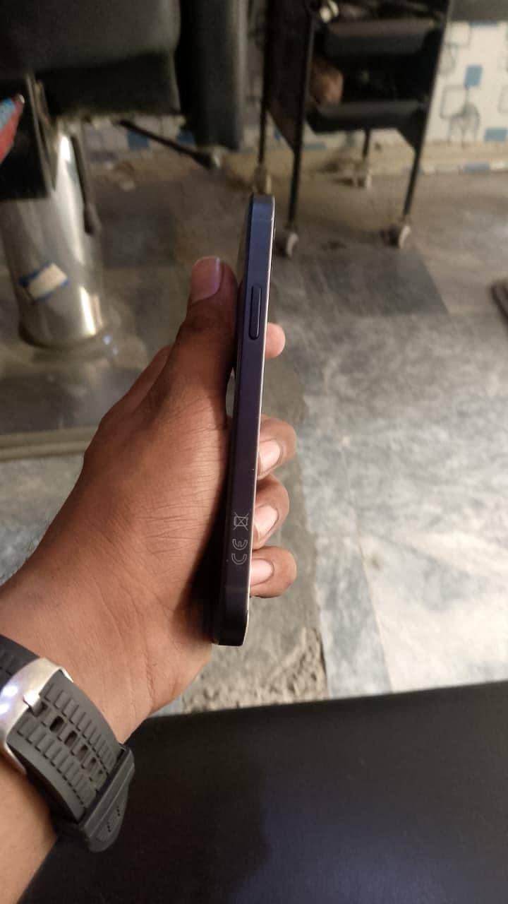 Apple iPhone 12 4