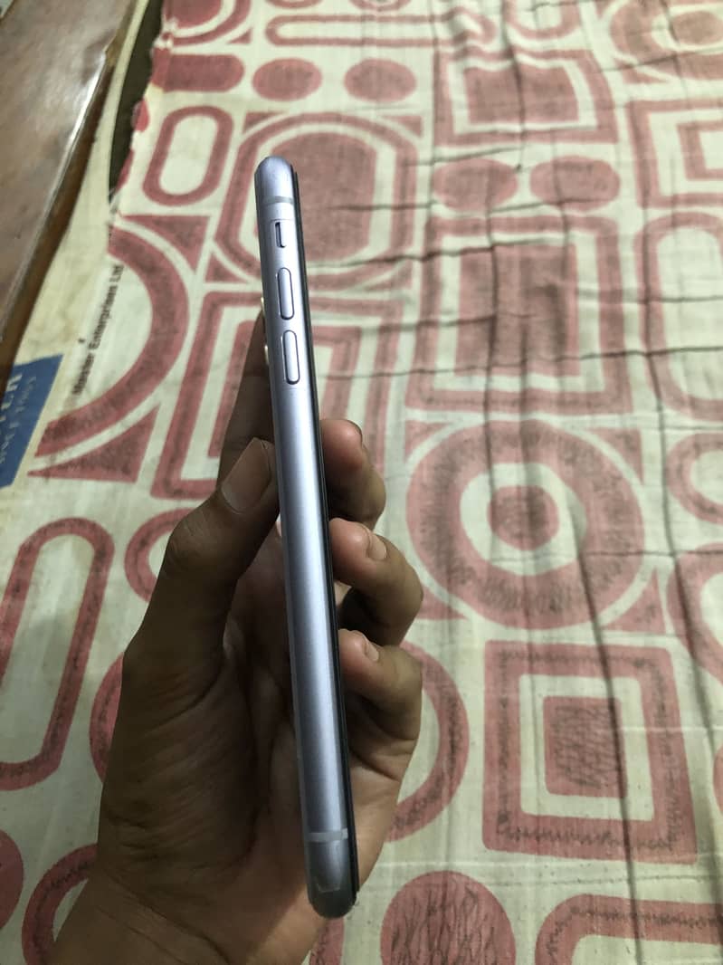 Apple iPhone 11 4