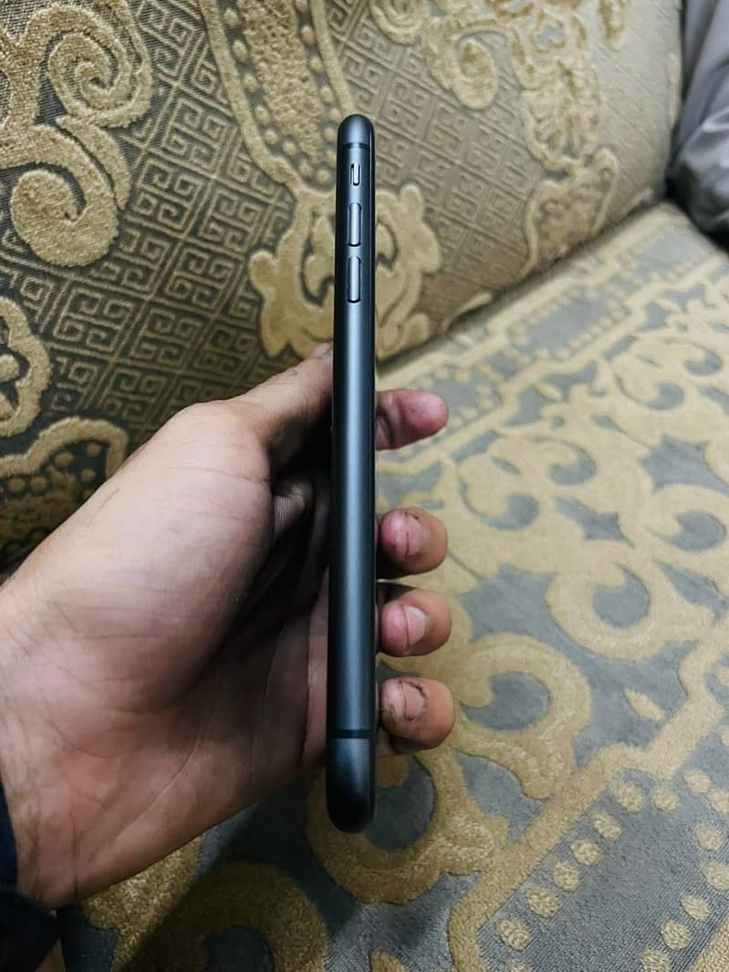 Apple iPhone 11 3