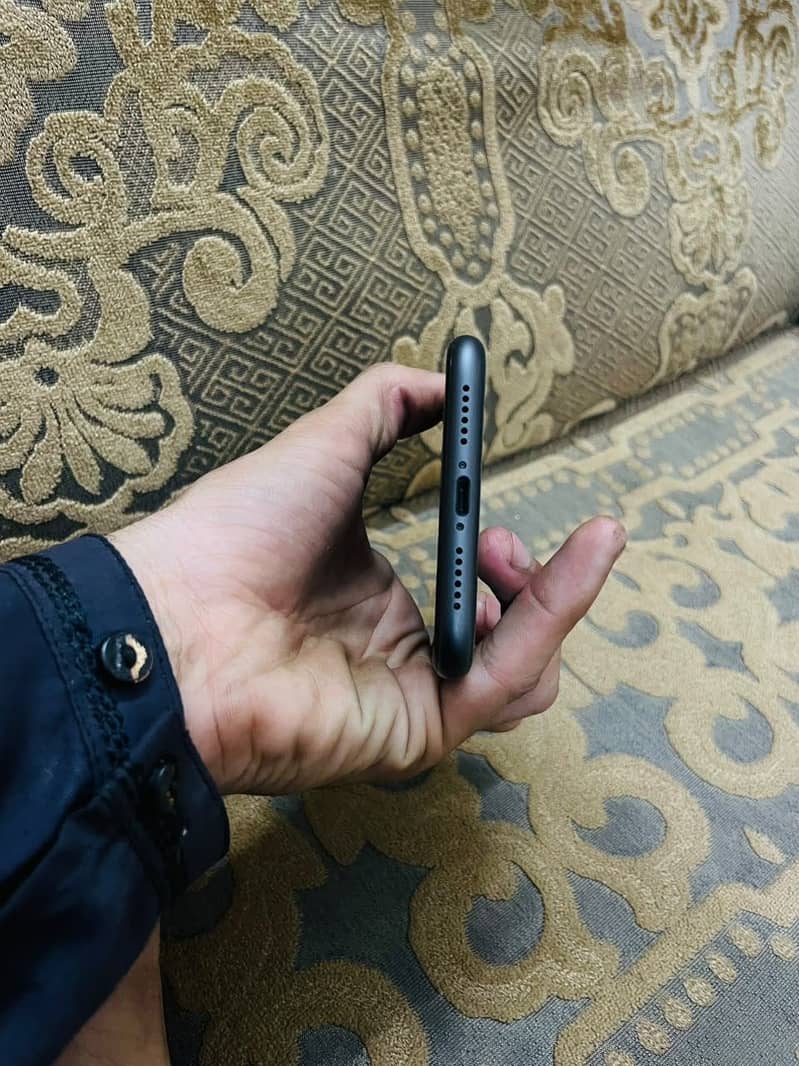 Apple iPhone 11 4