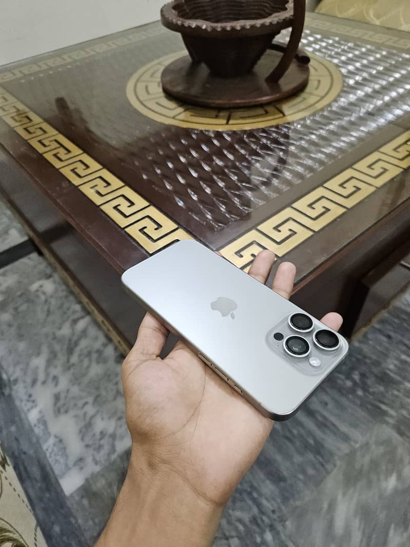 Apple iPhone 15 Pro Max 2