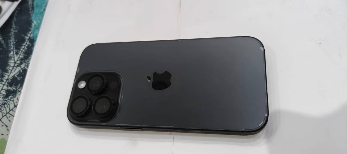 Apple iPhone 16 Pro 1