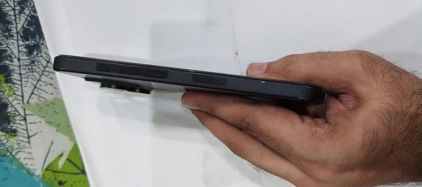 Apple iPhone 16 Pro 3