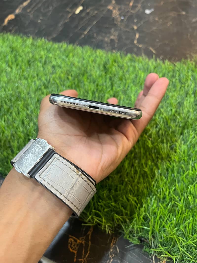 Apple iPhone X 5