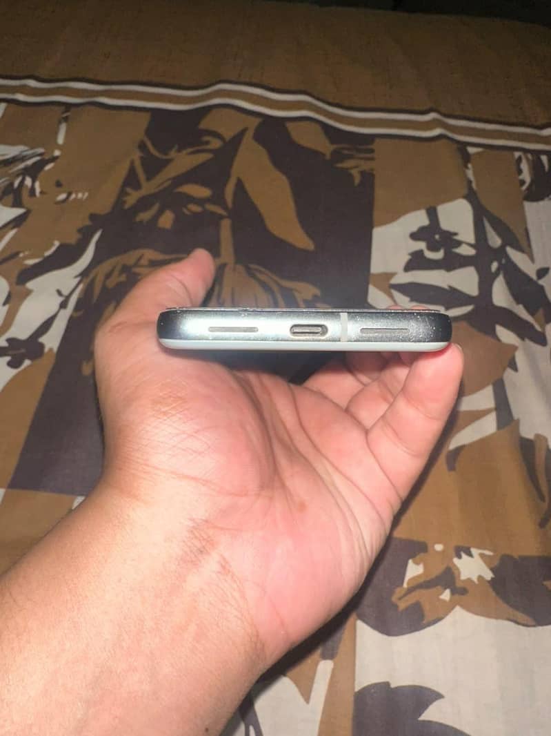 Google Pixel 8 4