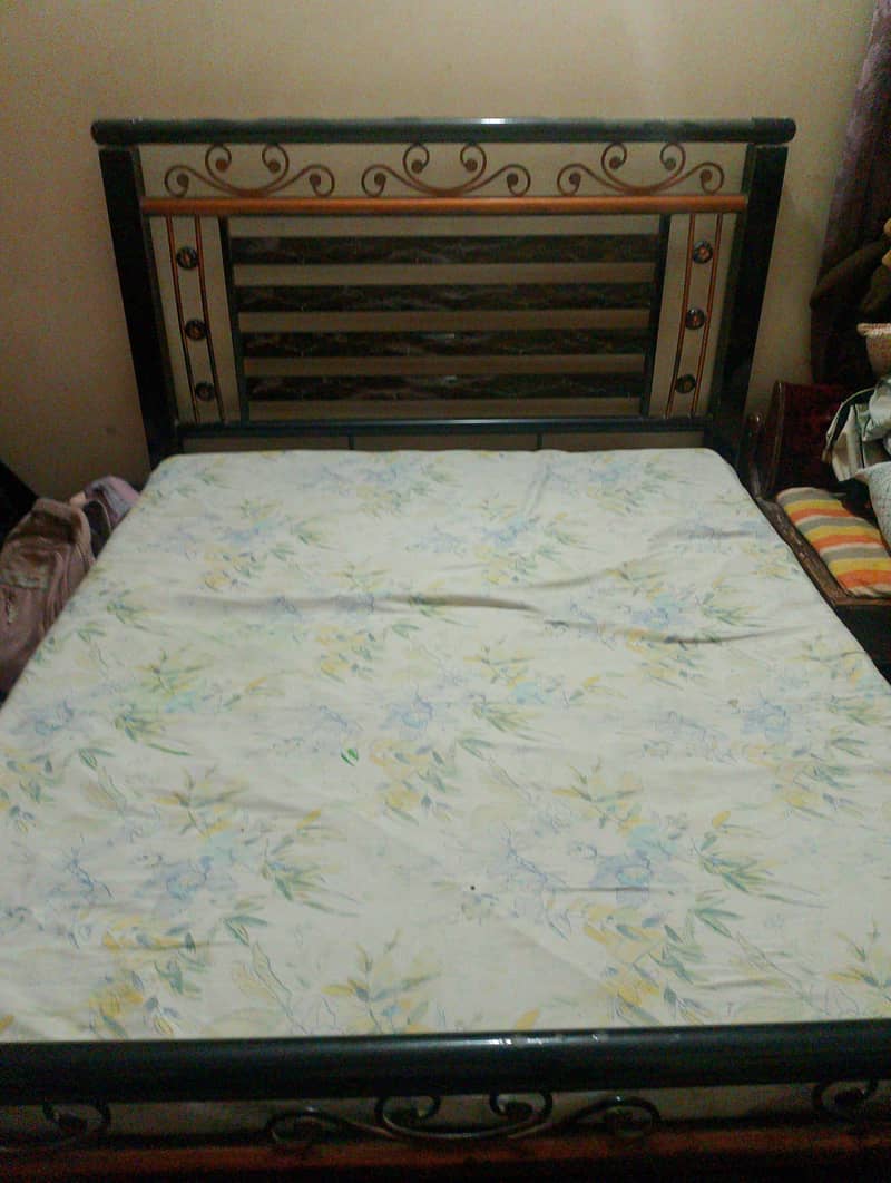 Metal bed 0