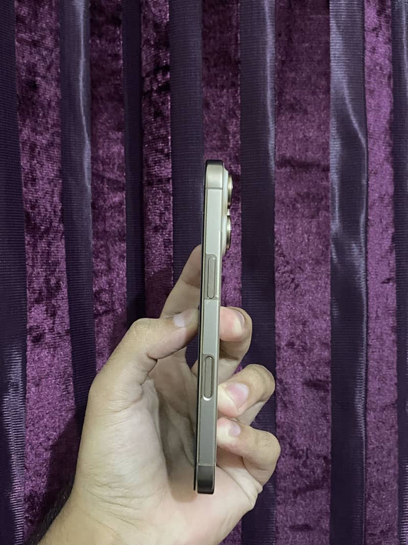 Apple iPhone 16 Pro 3