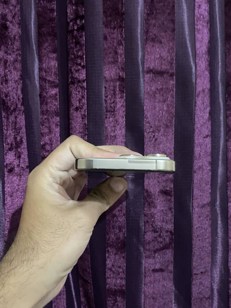 Apple iPhone 16 Pro 4