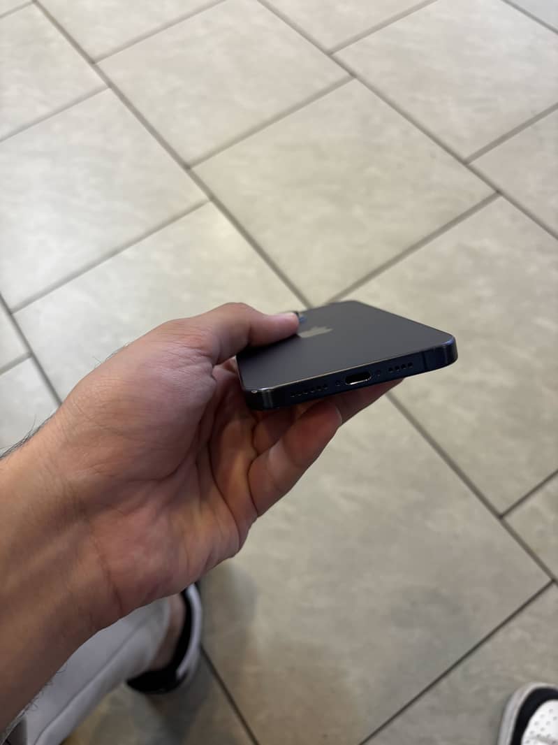 Apple iPhone 15 Pro Max 2