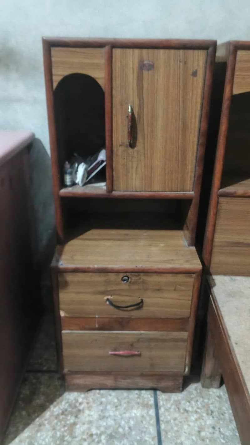 1 single bed 1 side table 1 computer table 5