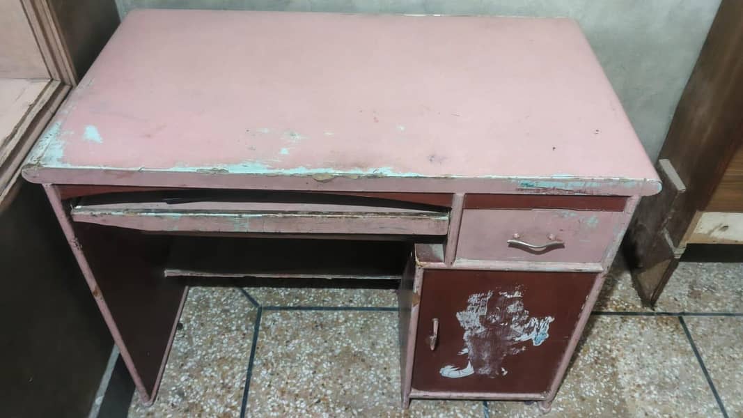 1 single bed 1 side table 1 computer table 9