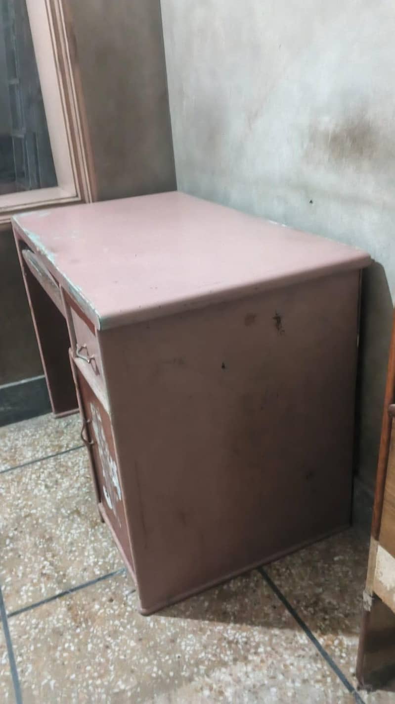 1 single bed 1 side table 1 computer table 10
