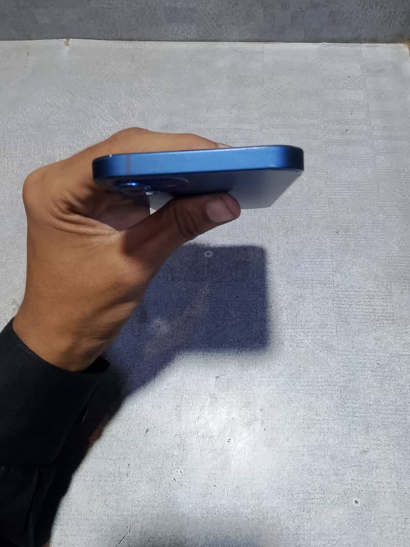 Apple iPhone 12 4