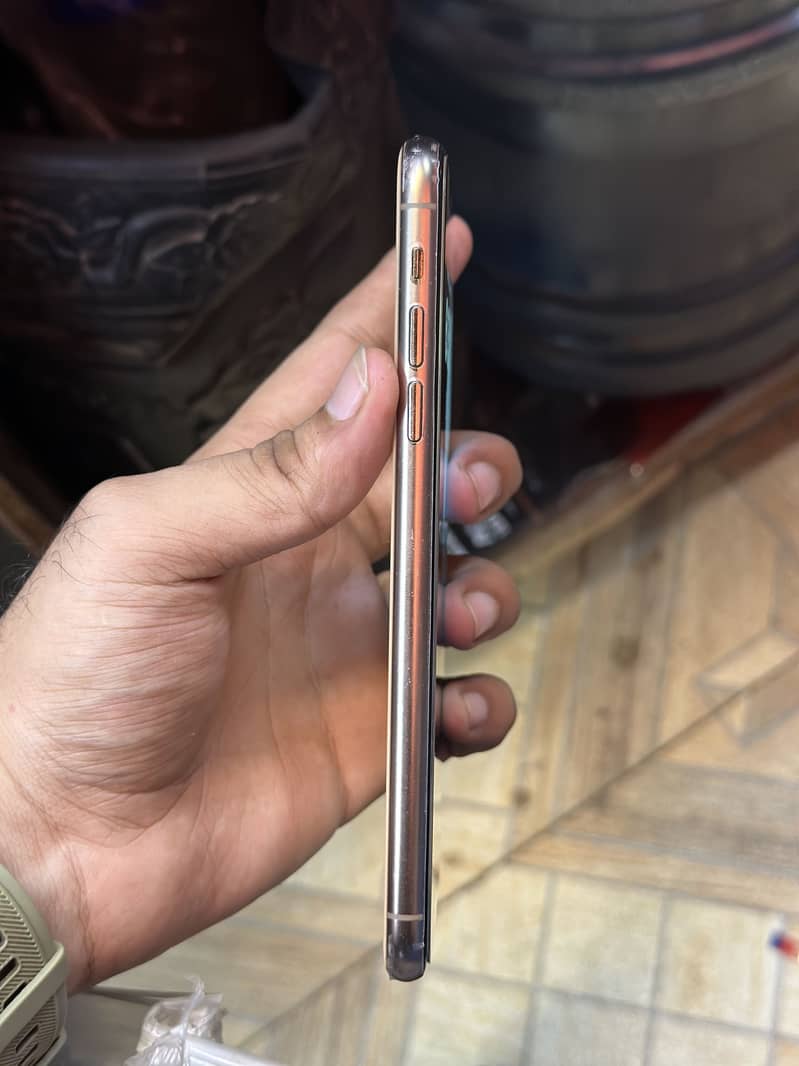 Apple iPhone 11 Pro Max 4